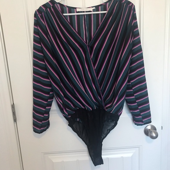 Plunging blouse w/option to close. 3/4 sleeve - Picture 4 of 5
